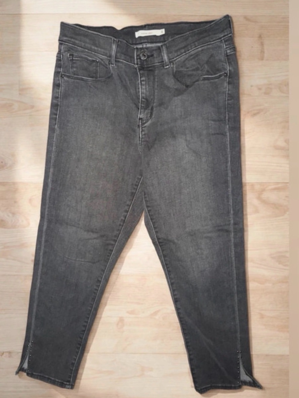 Levi’s women’s black skinny jeans size 8 ankle slit eyelid detail